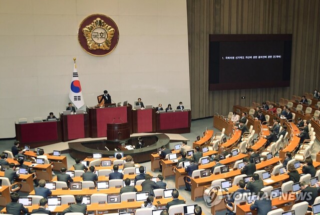 ▲ 10일 오후 국회 본회의장에서 열린 전원위원회에서 김영주 위원장이 의사봉을 두드리고 있다.ⓒ연합뉴스