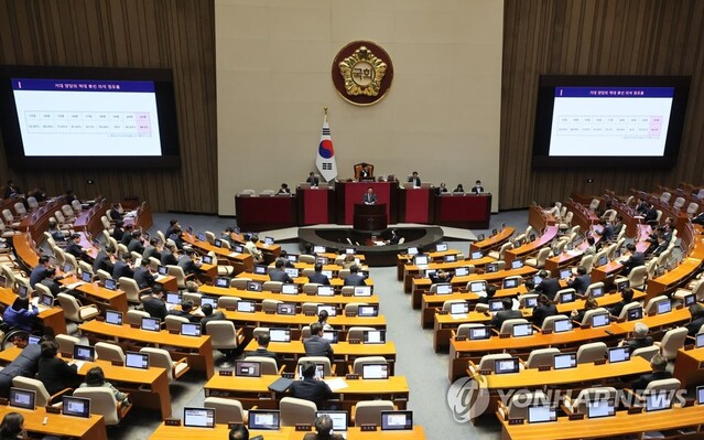 ▲ 이헌승 국민의힘 의원이 10일 오후 국회 본회의장에서 열린 전원위원회에서 질의 ·토론하고 있다. ⓒ연합뉴스