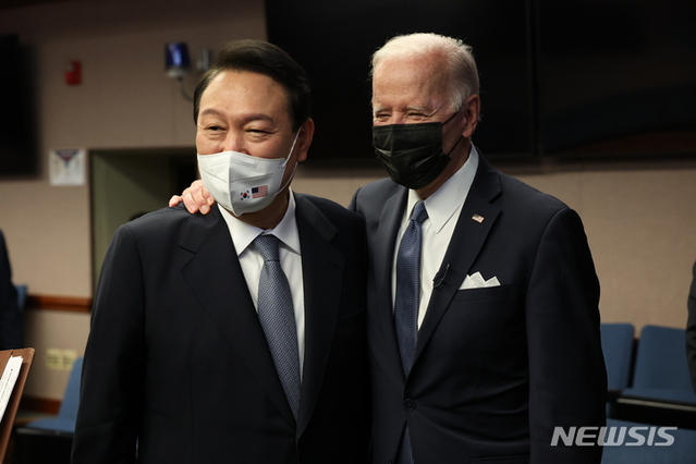▲ 윤석열 대통령과 조 바이든 미국 대통령이 지난해 5월, 경기 평택 오산 미 공군기지 항공우주작전본부를 방문해 인사하고 있다. ⓒ뉴시스