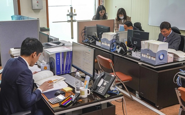 ▲ 2022회계연도 세입·세출 결산 등 검사를 하고 있다.ⓒ논산시의회