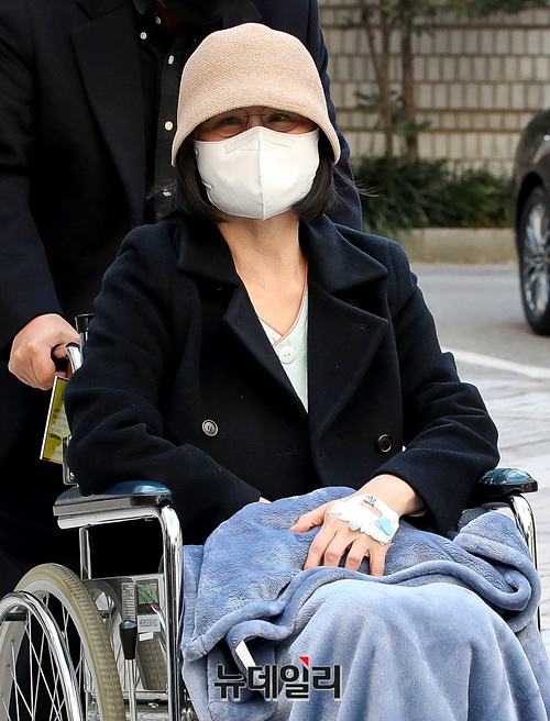 ▲ 정경심 전 동양대학교 교수가 지난해 11월 18일 오후 서울 서초구 서울중앙지법에서 열린 공판에 출석하기 위해 휠체어를 타고 이동하고 있다.ⓒ뉴데일리DB