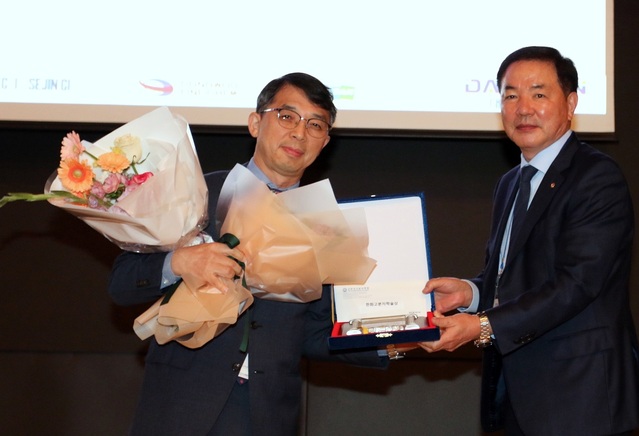 ▲ 한화고분자학술상을 받은 박지웅 광주과학기술원 교수.ⓒ한화토탈에너지스