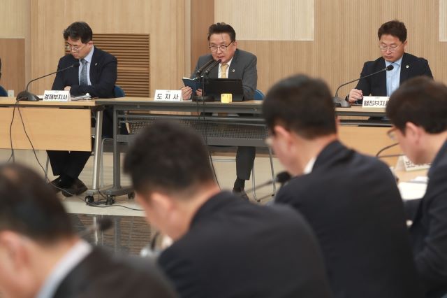 ▲ 김영환 충북도지사가 10일 충북도청 대회의실에서 확대간부회의를 주재하고 있다.ⓒ충북도