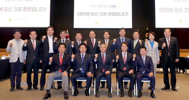 ▲ 전국시도의회의장협의회가 10일 대전에서 열린 가운데 전국 시도의장들이 기념촬영을 하고 있다.ⓒ대전시의회