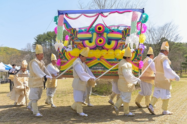 ▲ 나래원 꽃상여 운구서비스 시연.ⓒ공주시