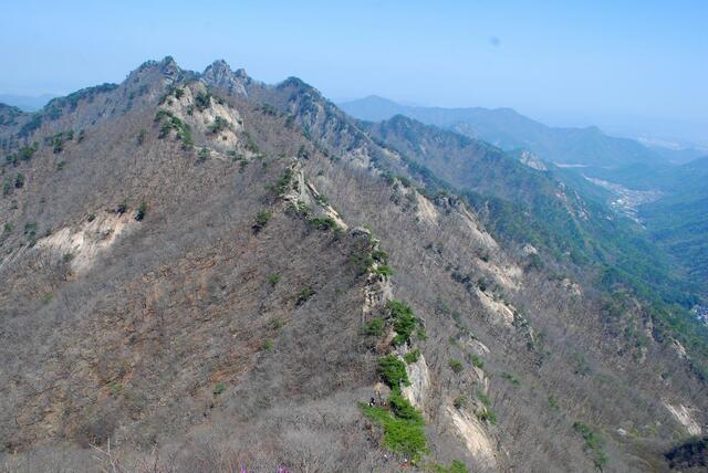 ▲ 관음봉을 오르는 계단에서 내려다 본 자연성릉.ⓒ진경수 山 애호가