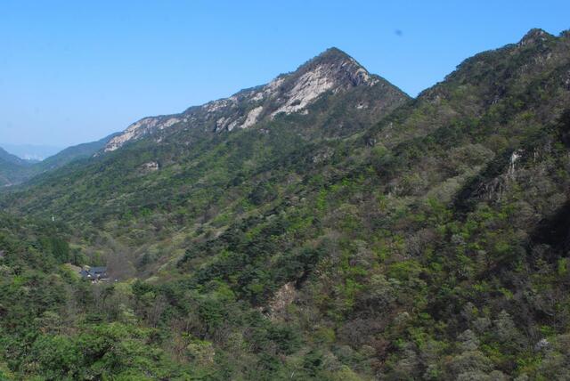 ▲ 천왕봉과 향적봉 산기슭에 자리한 동학사.ⓒ진경수 山 애호가