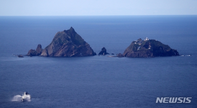 ▲ 지난 2일 오후 경상북도 울릉군 독도 인근 해상에서 해양경찰 경비함정이 소화포를 발사하며 해양영토를 지키고 있다. (사진=사진공동취재단) ⓒ뉴시스