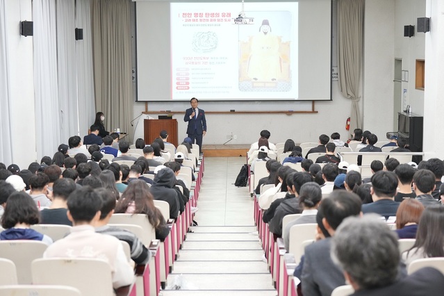 ▲ 박상돈 천안시장이 11일 백석대학교에서 천안학 특강을 하고 있다.ⓒ천안시