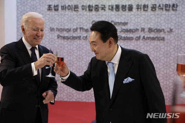 ▲ 윤석열 대통령과 조 바이든 미국 대통령이 지난해 5월 서울 용산구 국립중앙박물관에서 열린 한미 정상 만찬에서 건배하고 있다. ⓒ뉴시스