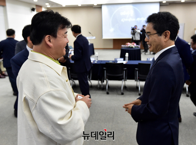 ▲ 김창기 국세청장과 백종원 대표가 회의에 앞서 인사를 나누고 있다. ⓒ정상윤 기자