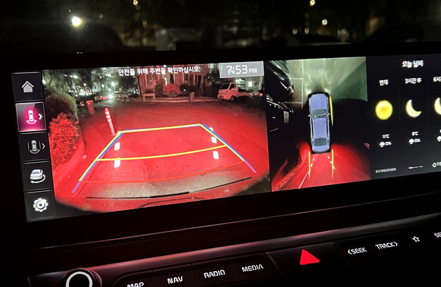 ▲ 야간에 후진 가이드 램프 기능을 적용해봤다. ⓒ김재홍 기자