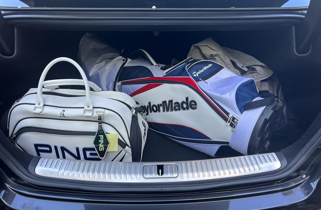 ▲ 트렁크 공간도 여유로워 골프백, 보스턴백도 넣어도 공간이 남았다. ⓒ김재홍 기자