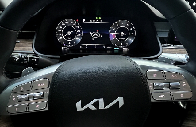 ▲ 스티어링휠 버튼을 통해 HDA2 등의 기능도 활용했다. ⓒ김재홍 기자