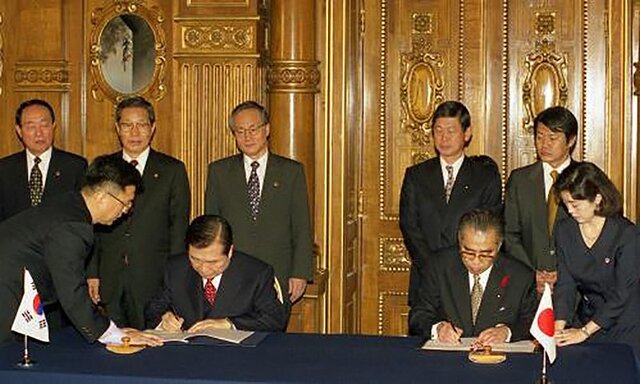 ▲ 1998년 10월 8일 일본 도쿄 영빈관에서 김대중 대통령과 오부치 게이조 총리가 '21세기 새로운 한·일 파트너십 공동선언'에 서명하고 있다. ⓒe영상역사관