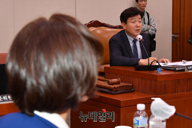 ▲ 기동민 법안심사 소위원장이 11일 오전 국회에서 열린 법제사법위원회 법안심사 제1소위원회에서 50억 클럽 특검법 논의를 주재하고 있다. ⓒ이종현 기자