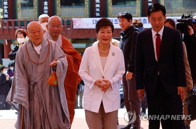 ▲ 박근혜 전 대통령이 11일 오전 대구 팔공산 동화사를 찾아 경내를 돌아보고 있다.ⓒ연합뉴스