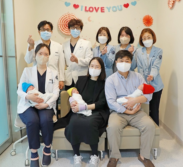 ▲ 고위험군 산모가 제왕절개를 통해 세쌍둥이를 분만했다.앞줄 오른쪽부터 세쌍둥이 부모(김태은·배혜은), 산부인과 정예원 교수, 뒷줄 왼쪽부터 산부인과 유헌종 교수, 신생아중환자실장 이병국 교수, 산부인과 임설화 운영간호사, 분만실 정지연 수간호사, 신생아중환자실 김민정 수간호사.ⓒ세종충남대병원