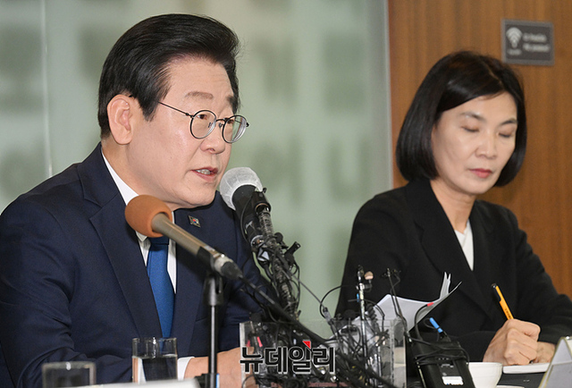 ▲ 이재명 더불어민주당 대표가 11일 오후 서울 중구 한국프레스센터에서 열린 외신기자 초청 기자간담회에서 발언하고 있다. ⓒ서성진 기자