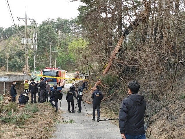▲ 산림청과 소방당국, 경찰이 11일 강릉산불 발화지점에서 조사를 벌이고 있다.ⓒ산림청