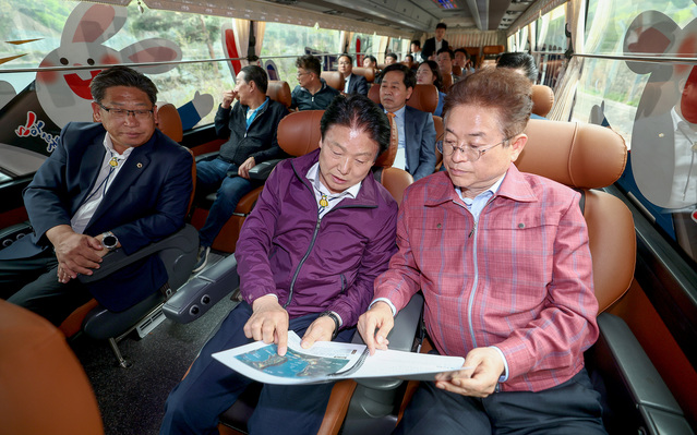 ▲ 이철우 경북도지사(오른쪽)가 생생버스안에서 이병환 성주군수와 함께 성주군 지역현안을 논의하고 있다.ⓒ경북도