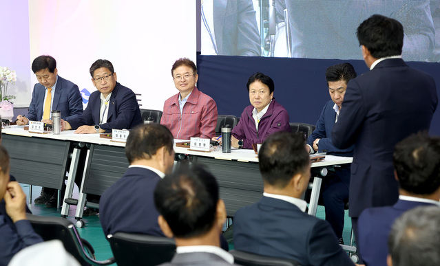 ▲ 이철우 경북도지사는 “오늘 현장에서 나눴던 다양한 목소리를 정책으로 적극 반영하고 도민의 삶 속으로 더 깊숙이 들어가 확실한 지방시대를 향한 답을 구하기 위해 최선을 다하겠다”고 말했다.ⓒ경북도