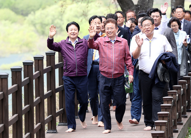 ▲ 이철우 경북도지사(중간)는 11일 성주에서 열린 ‘성주호 둘레길 준공식 및 건강걷기대회’에서 이병환 성주군수(왼쪽)와 강만수 경북도의원(오른쪽), 주민과 함께 성주호 둘레길을 걸었다.ⓒ경북도