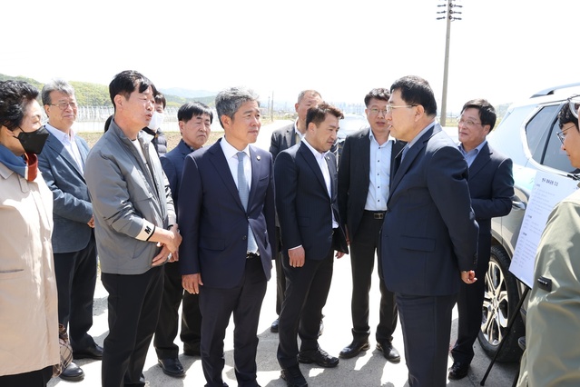 ▲ 현장 관계자들이 주낙영 경주시장과  지역 시의원,  현곡 면민들에게 체육공원 조성계획에 대해 전체적인 설명을 하고 있다.ⓒ경주시