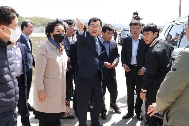 ▲ 주낙영 경주시장이  축구장 조성예정지를 가리키고 있다.ⓒ경주시