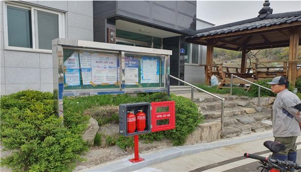 ▲ 칠곡군은 초기 화재시 누구나 쉽게 사용할 수 있도록 마을회관 외벽에 ‘보이는 소화기’를 설치했다.ⓒ칠곡군