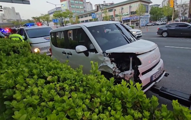 ▲ 11일 오전 5시 25분쯤 대전 서구 갈마동 삼거리 교차로에서 A 씨가 음주운전으로 역주행 하다 마주오던 차와 사고를 일으켰다.ⓒ송영훈 객원기자