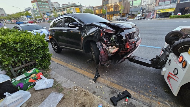 ▲ 11일 새벽 대전 서구 갈마동 삼거리 교차로에서 역주행 차량에 크게 파손된 스포티지 차량.ⓒ송영훈 객원기자