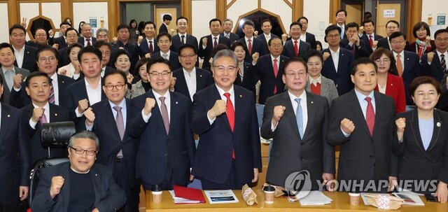 ▲ 12일 오전 서울 여의도 국회 의원회관에서 열린 국민의힘 공부모임 국민공감에서 박진 외교부 장관, 정우택 국회부의장, 박대출 정책위의장과 의원, 원외위원장 등 참석자들이 기념촬영하고 있다ⓒ연합뉴스