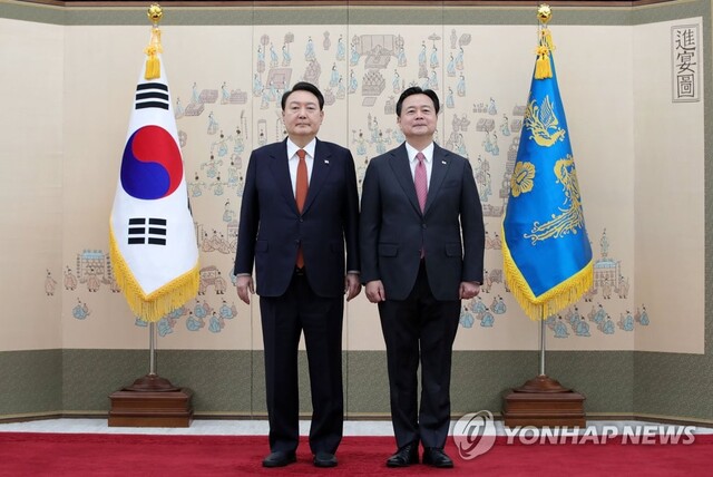 ▲ 윤석열 대통령이 12일 오전 서울 용산 대통령실 청사에서 조현동 주미대사에게 신임장을 수여한 뒤 기념촬영을 하고 있다.ⓒ연합뉴스(사진=대통령실통신사진기자단)