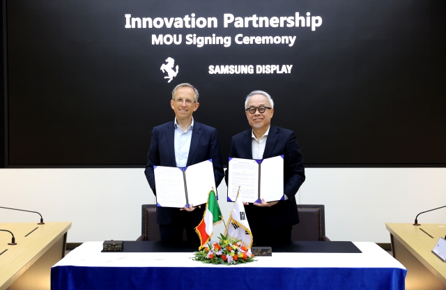 ▲ 지난 11일 삼성디스플레이 아산캠퍼스에서 열린 삼성디스플레이와 페라리의 디스플레이 솔루션 개발을 위한 양해각서(MOU) 체결식에서 최주선 삼성디스플레이 사장과(오른쪽) 베네데토 비냐 페라리 CEO가 기념촬영을 하고 있다. ⓒ삼성디스플레이
