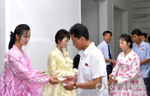 ▲ 북한 주민들이 지방인민회의 대의원에 투표를 하기 위해 선거장에 줄지어 서 있다. ⓒ연합뉴스