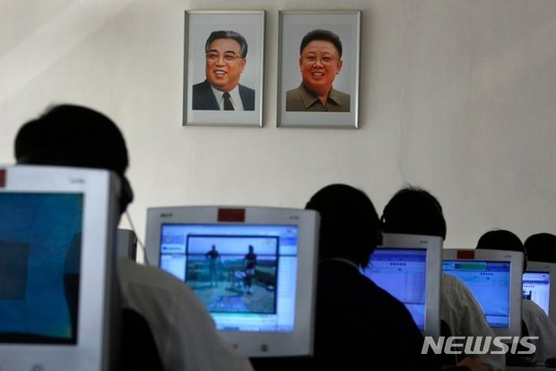 ▲ 북한 공대 대학생들이 컴퓨터를 사용하고 있다. ⓒ뉴시스