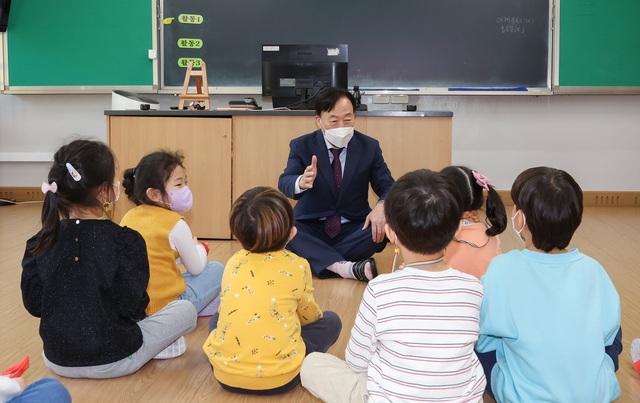 ▲ 설동호 대전시교육감이 새봄 교실을 방문, 아이들과 대화를 나누고 있다.ⓒ대전시교육청