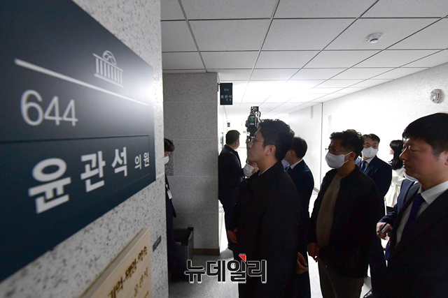 ▲ 검찰 관계자들이 12일 오전 국회 의원회관 윤관석 더불어민주당 의원 사무실을 압수수색 하기 위해 대기하고 있다. 윤 의원은 전당대회 불법 정치자금 수수 의혹을 받고 있다. ⓒ이종현 기자