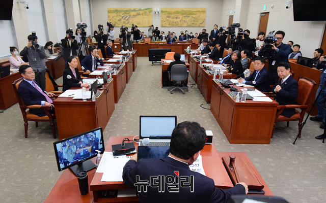 ▲ 유기홍 교육위원장이 3월31일 오전 국회 교육위원회에서 열린 정순신 자녀 학교폭력 진상조사 및 학교폭력 대책 수립을 위한 청문회에서 의사일정 변경안 가결을 선포하고 있다. ⓒ이종현 기자