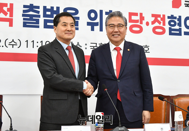 ▲ 박대출 국민의힘 정책위의장과 박진 외교부 장관이 12일 국회에서 열린 재외동포청 성공적 출범을 위한 당정협의회에서 기념촬영을 하고 있다.ⓒ이종현 기자