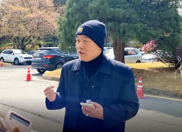 ▲ 인터뷰에 응하고 있는 이윤호 교수협의회장.ⓒ충청대 교수협의회