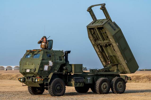 ▲ 일본 가네다 주일미군기지서 지난달 18일 전북 군산 공군기지로 전개된 하이마스(HIMARS). ⓒ미 공군 오산캠프 홈페이지