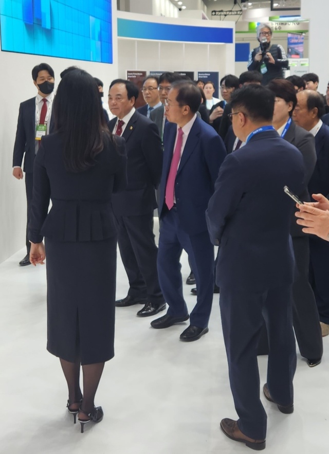 ▲ 12일 대구 엑스코에서 열린 '국제그린에너지엑스포'에서 홍준표 대구시장을 비롯한 내빈들이 한화큐셀 부스를 살펴보고 있다. 대구시와 경북도가 주최하는 이번 행사는 14일까지 25개국 300개 업체가 참가한 가운데 개최된다. ⓒ이현욱 기자