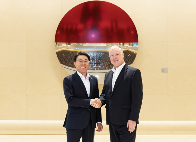 ▲ 최정우 포스코그룹 회장과 스티븐 비건 前 미국 국무부 부장관 ⓒ포스코그룹