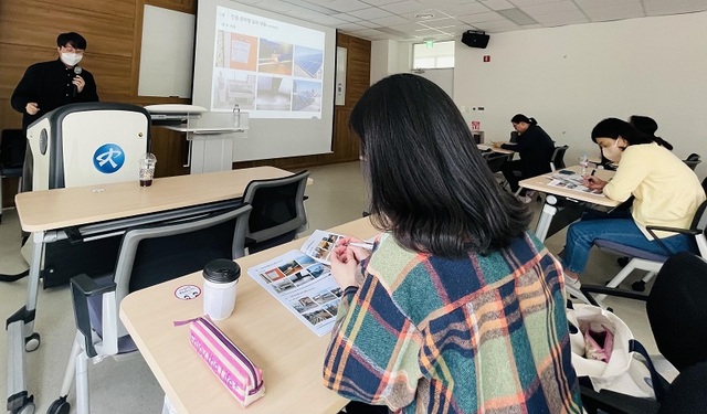 ▲ 지난 12일 세종교육원에서 열린 교육시설 안전 인증 업무 담당자 연수를 하고 있다.ⓒ세종교육청