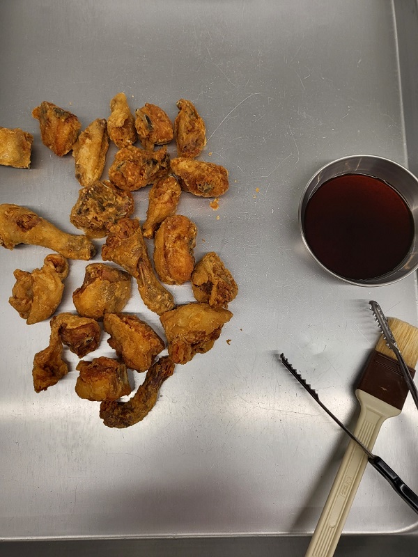 ▲ 교촌오리지날 치킨 소스 도포 체험ⓒ김보라 기자