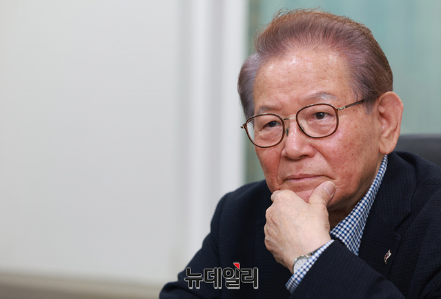 ▲ 이영일 전 국회의원이 18일 서울 영등포구 여의도에 위치한 대한민국역사와미래재단 사무실에서 뉴데일리와 인터뷰하고 있다. ⓒ정상윤 기자