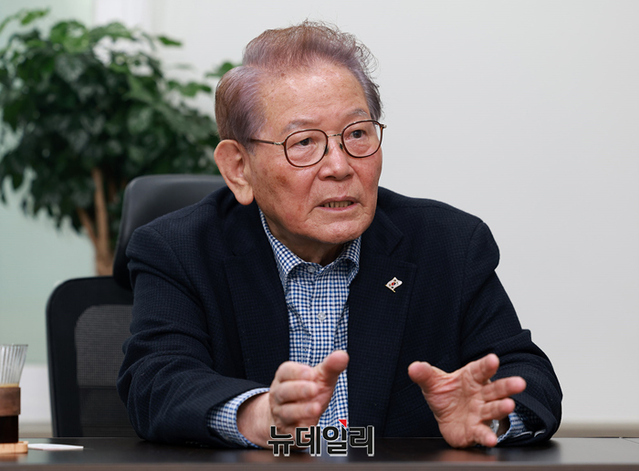 ▲ 이영일 전 국회의원이 18일 서울 영등포구 여의도에 위치한 대한민국역사와미래재단 사무실에서 뉴데일리와 인터뷰하고 있다. ⓒ정상윤 기자