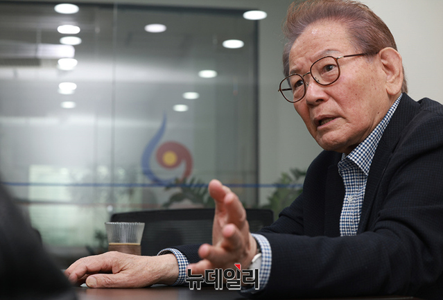 ▲ 이영일 전 국회의원이 18일 서울 영등포구 여의도에 위치한 대한민국역사와미래재단 사무실에서 뉴데일리와 인터뷰하고 있다. ⓒ정상윤 기자